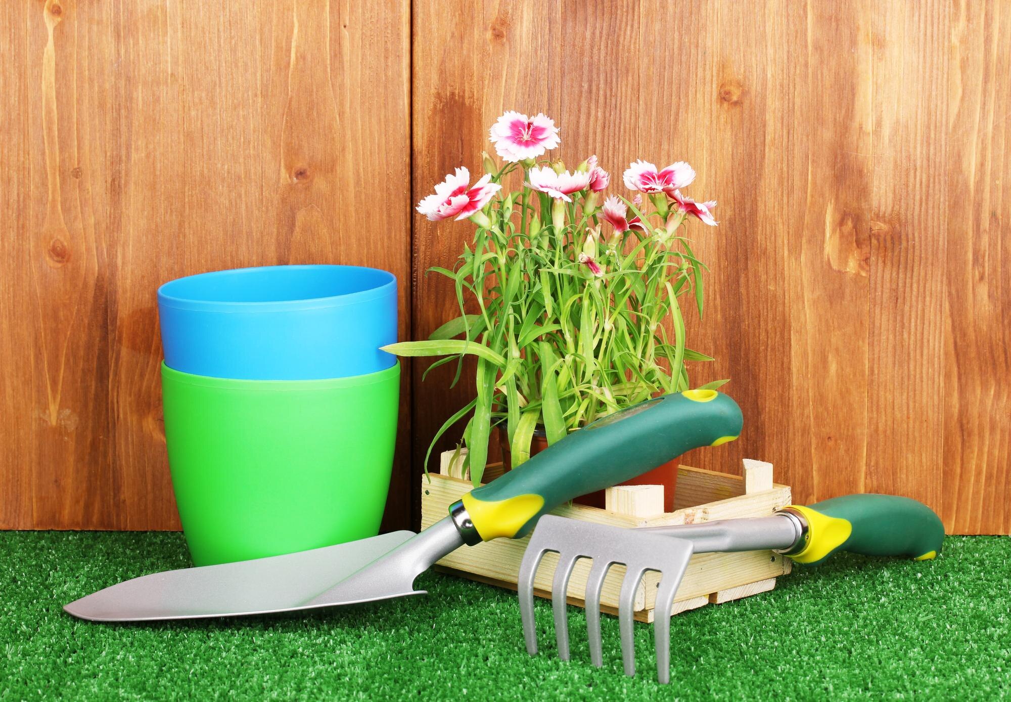 Gärtner arbeitet im Garten